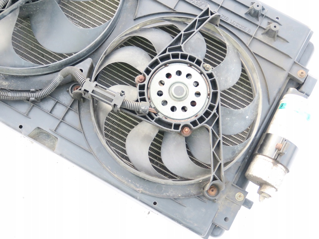 Радіатор води кондиціонера вентилятори 1.8t aum audi a3 01-03 Оригінал