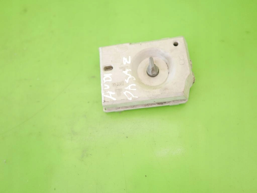 фото №6, Вкладка молдинг лампи права задня audi 80 b3 sedan