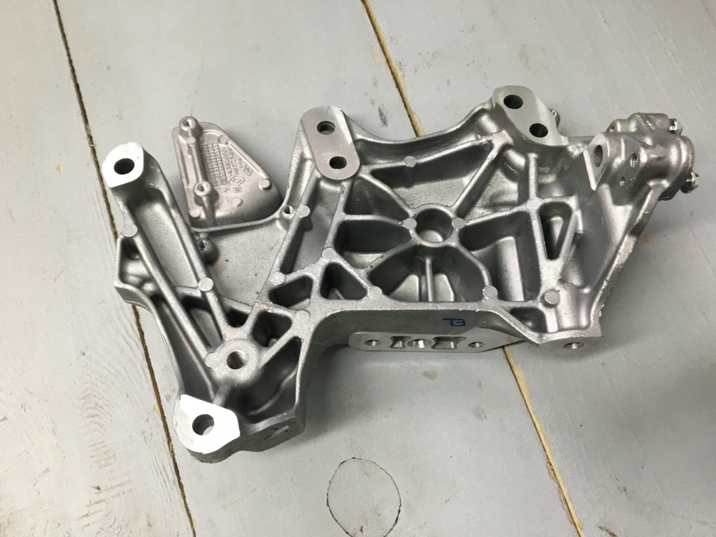 фото №2, Кронштейн двигуна 1.6 dci trafic vivaro