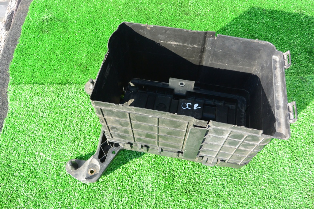 фото №1, Корпус акумулятор vw passat golf tiguan caddy