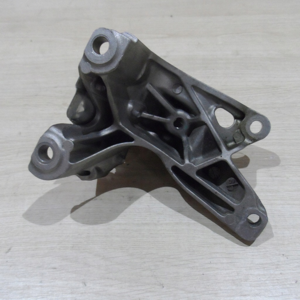 Кронштейн кронштейн двигуна генератора audi a5 4.2 fsi Недорого