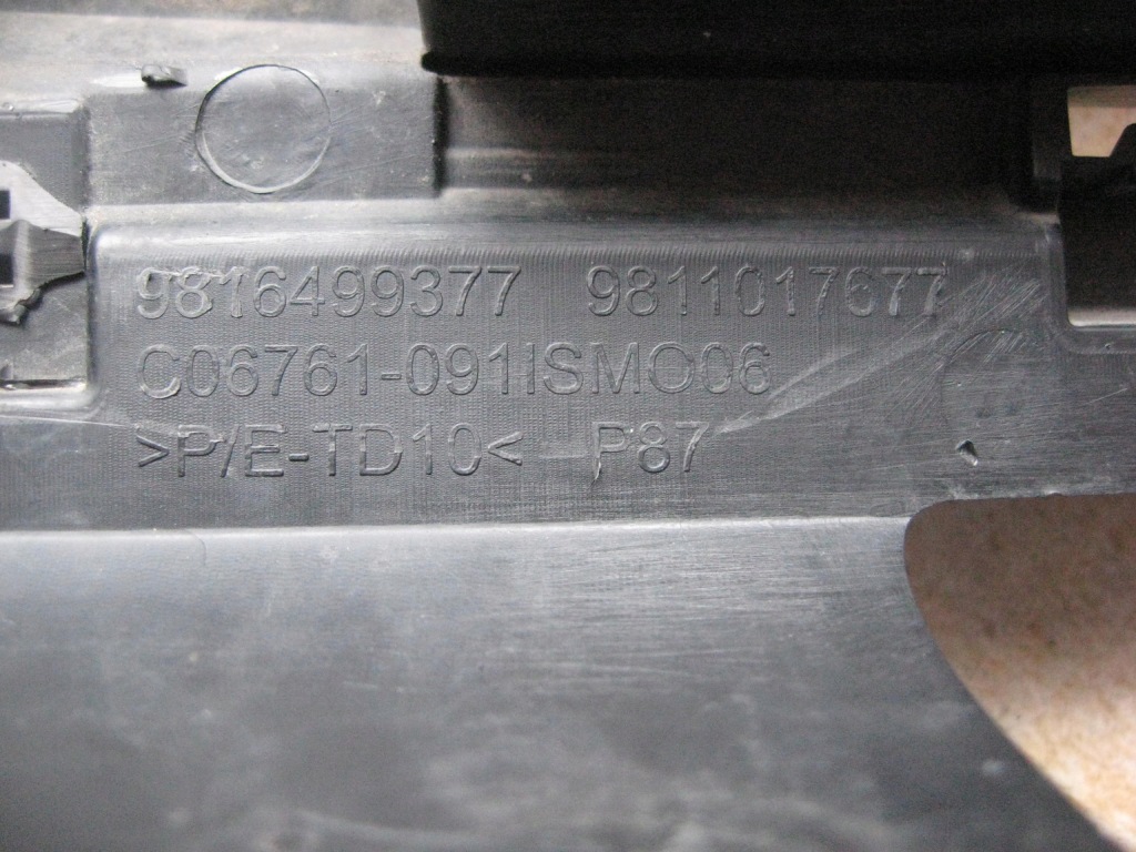 Решётка средняя бампера - peugeot 5008 2 - 2017 Недорого