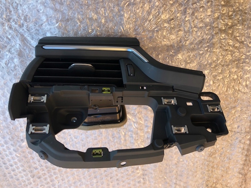 фото №1, Audi a4 b9 решітка обдув молдинг 8w1820901a