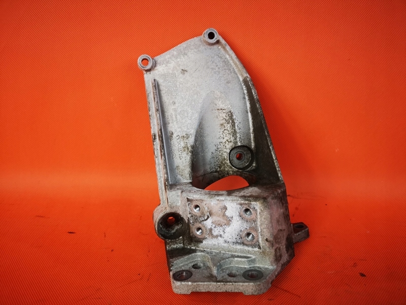 Купити Volvo v40 d2 кронштейн двигуна піввісь 31370633