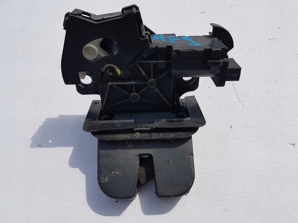 фото №1, Volkswagen оригинальный номер 8p4827505c замок крышки