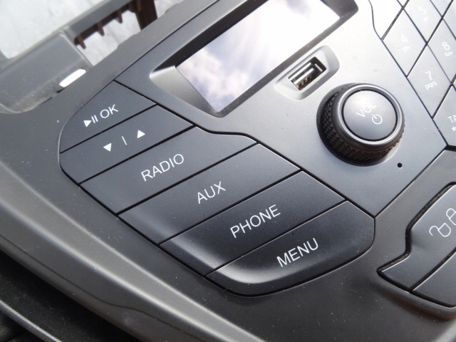 фото №2, Ford tourneo courier 2015 радио aux оригинал