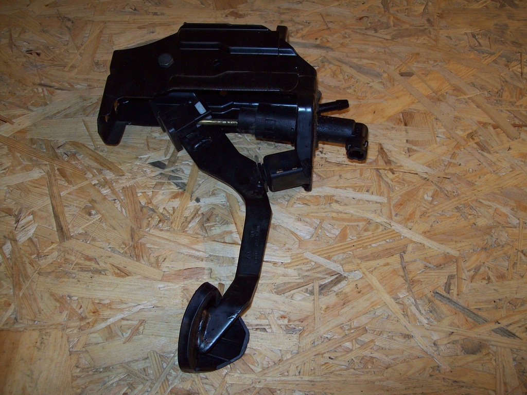 фото №1, Vw new beetle 2,0 8v педаль сцепления