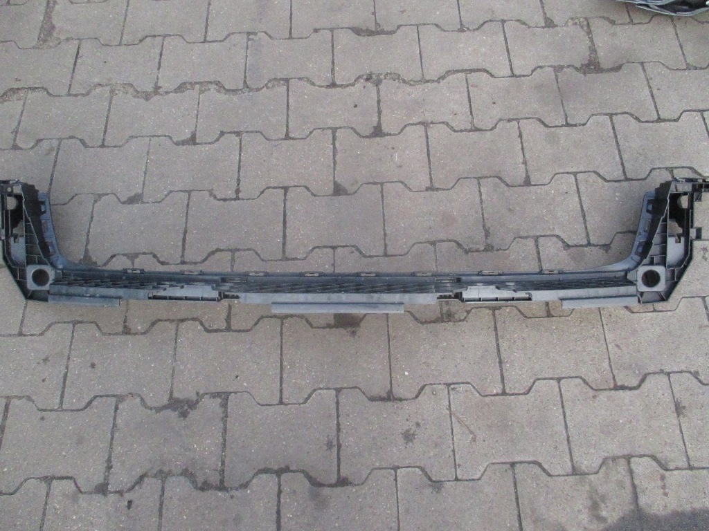 фото №1, Audi a4 b9 kombi напрямна бампера задня 8w9807385