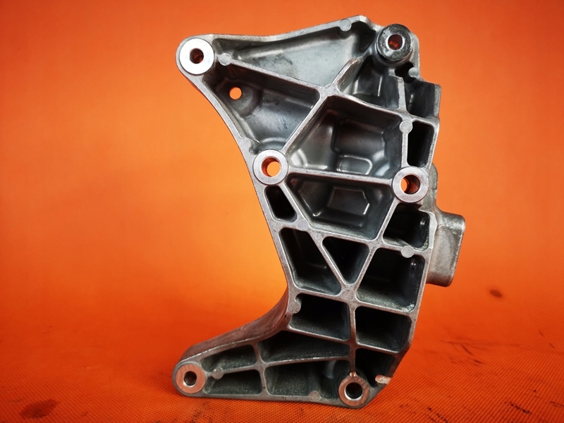 Volvo v40 t3 кронштейн двигателя генератора 31430702 Киев