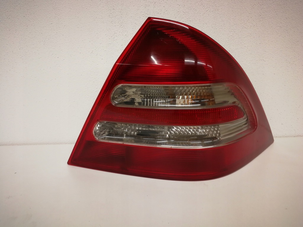 фото №1, Mercedes w203 лампа задня права sedan комплектна