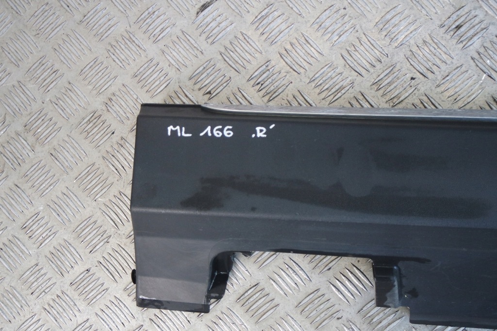 Правая накладка  порог порог mercedes ml w166 amg Цена
