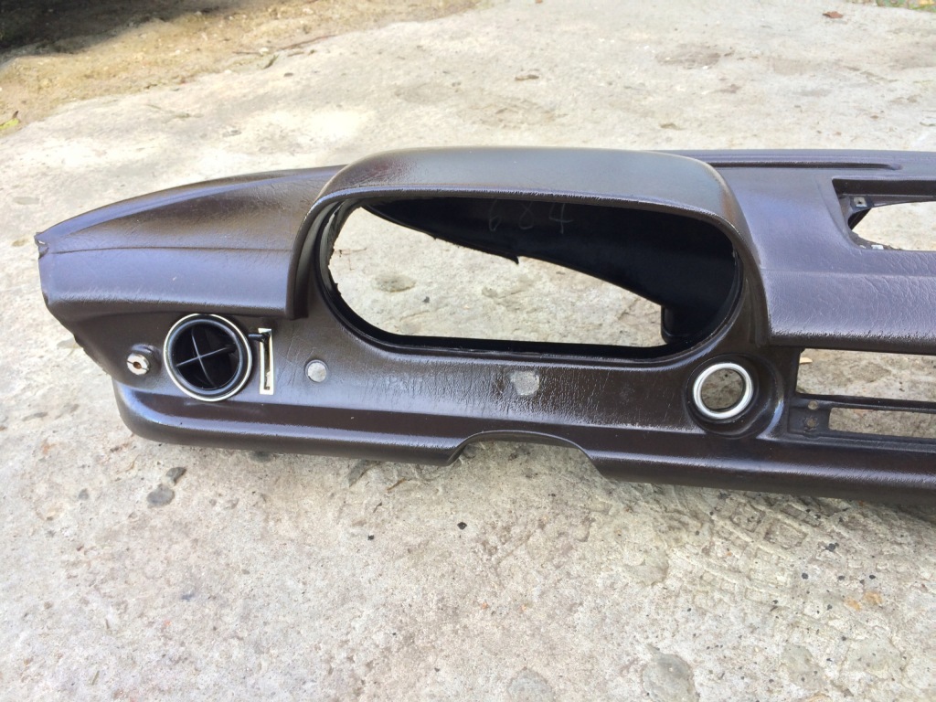 Коричневая приборная панель приборная mercedes w114 w115. benz в Украине