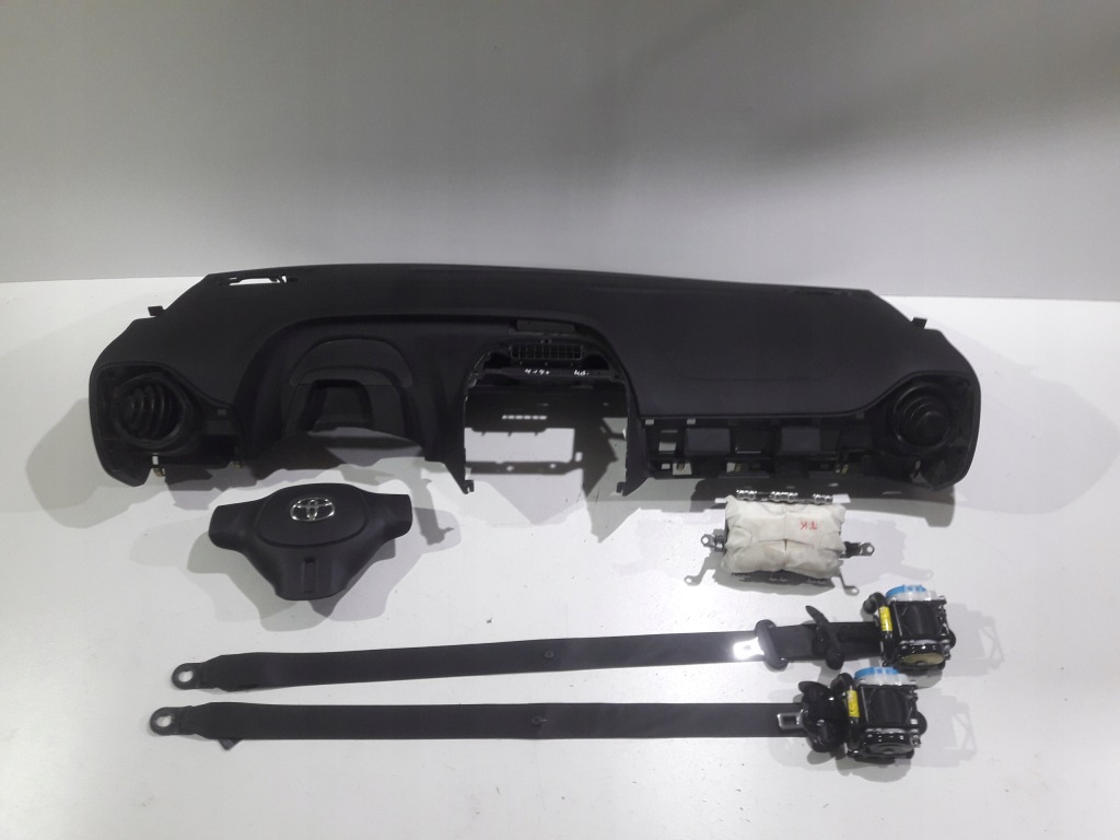 фото №1, Toyota aygo приборная панель консоль подушка безопасности подушки безопасности ремни оригинал демонтаж