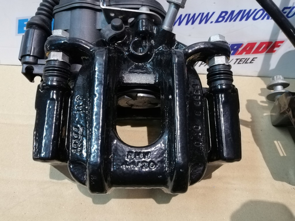 фото №7, Bmw i8 комплект супорти гальмівні чорні jak nowe 6870627 6870628 1096km