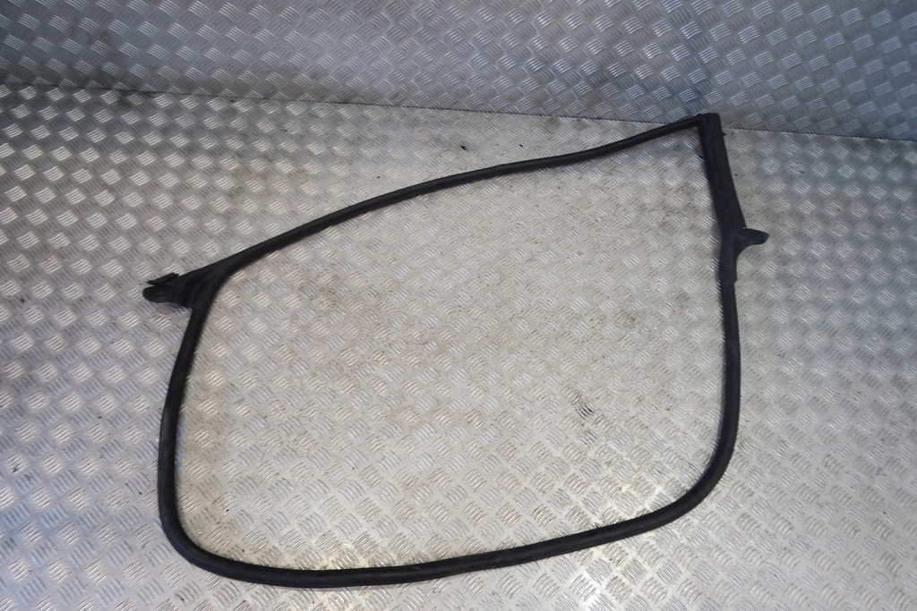 фото №1, Audi s5 a5 8w6 прокладка дверь левая 8w6831707