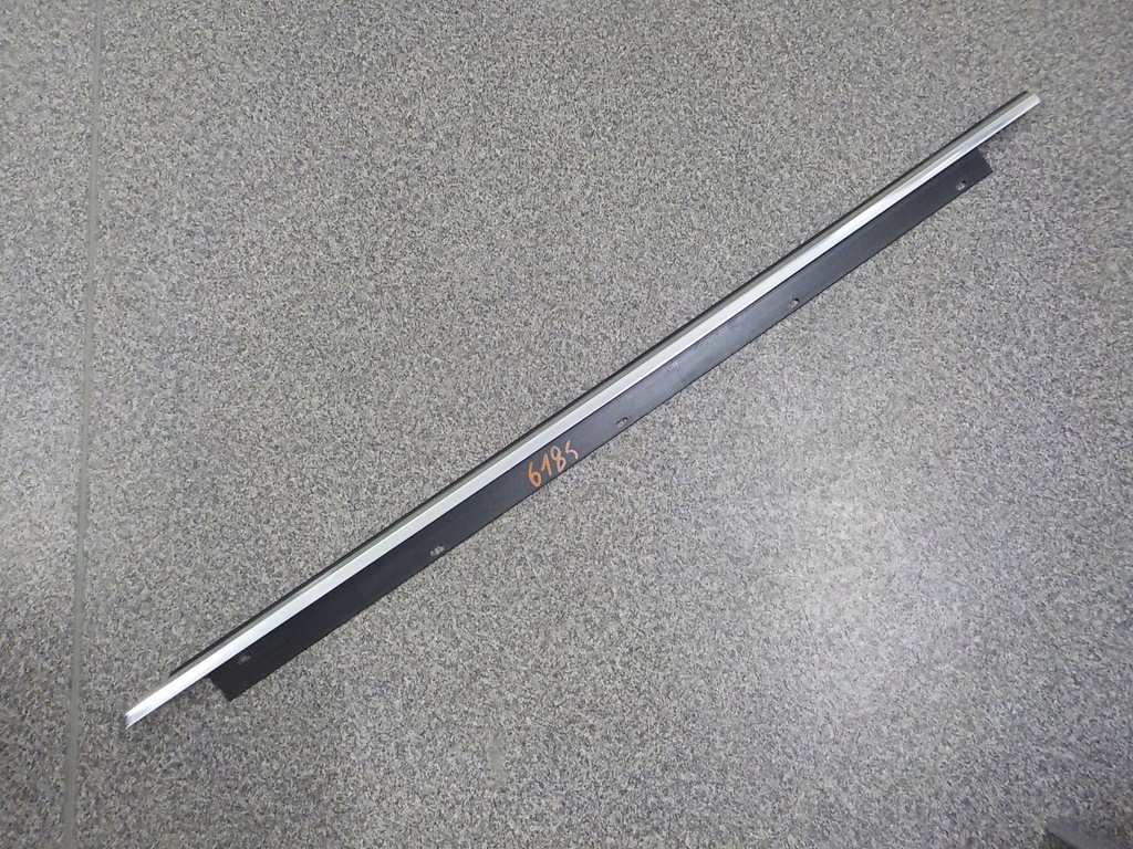 фото №1, Молдинг уплотнитель левая перед audi a8 d3