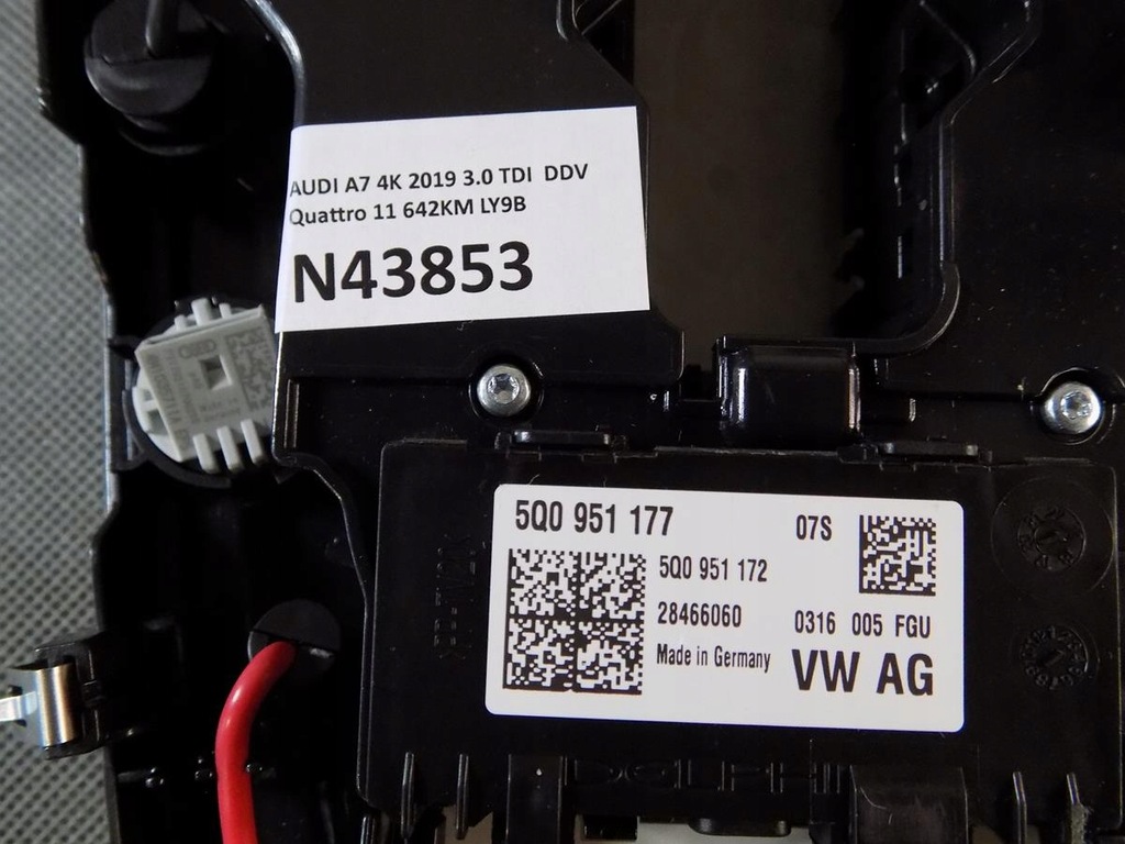 фото №3, Audi a7 4k лампа потолочный салона 4k0947135