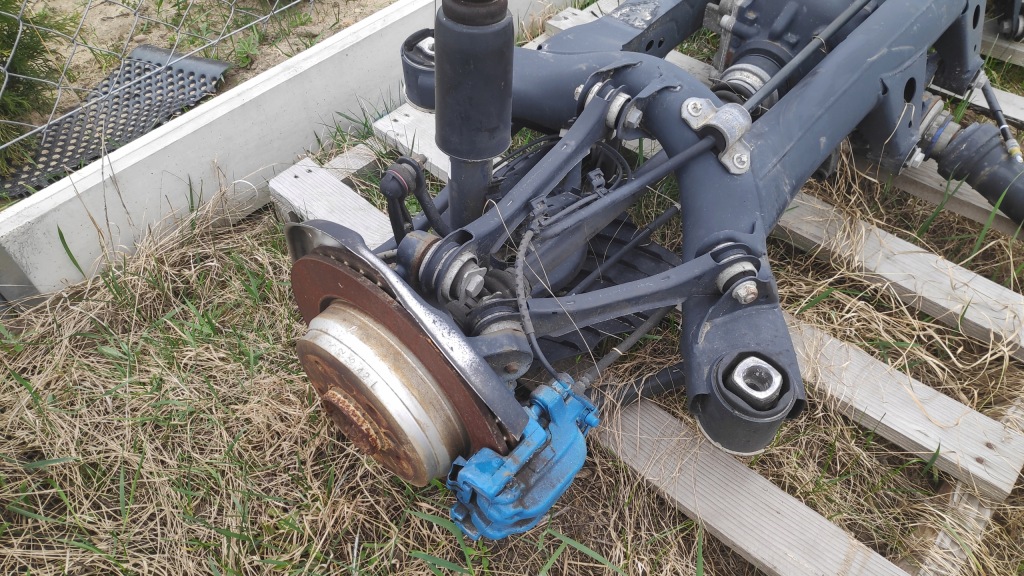 фото №1, Bmw f30 поворотный кулак рычаг амортизатор правый задняя