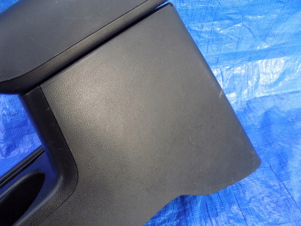 Тунель середній підлокітник тримач  на напої  mitsubishi l200 2 16- в Україні