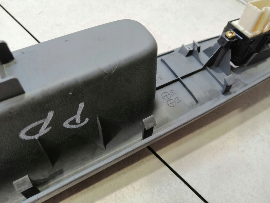 фото №6, Переключатель стекло правый перед mazda 6 gj6a684l1