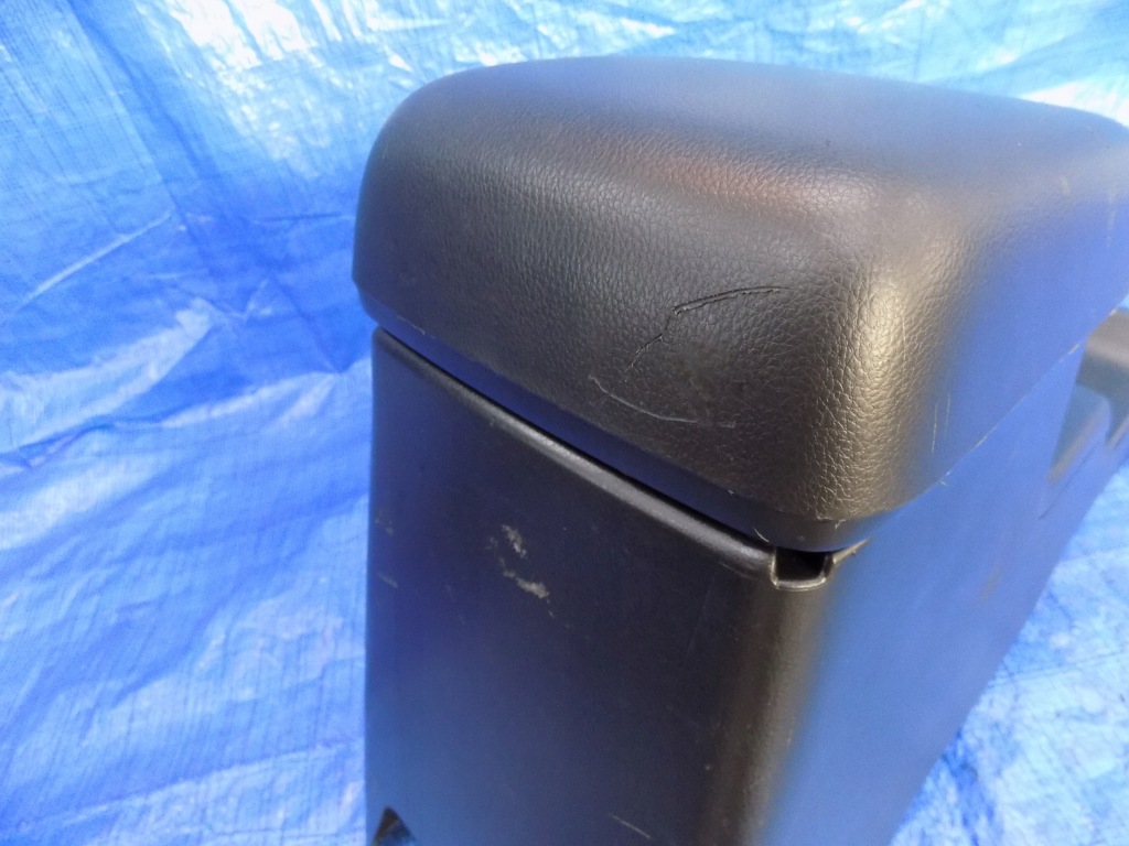 Тунель середній підлокітник тримач  на напої  mitsubishi l200 2 16- Зі Шроту