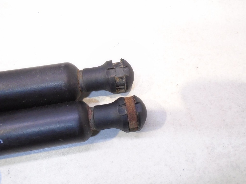 фото №3, Амортизаторы крышки задняя renault clio ii 7700842256c