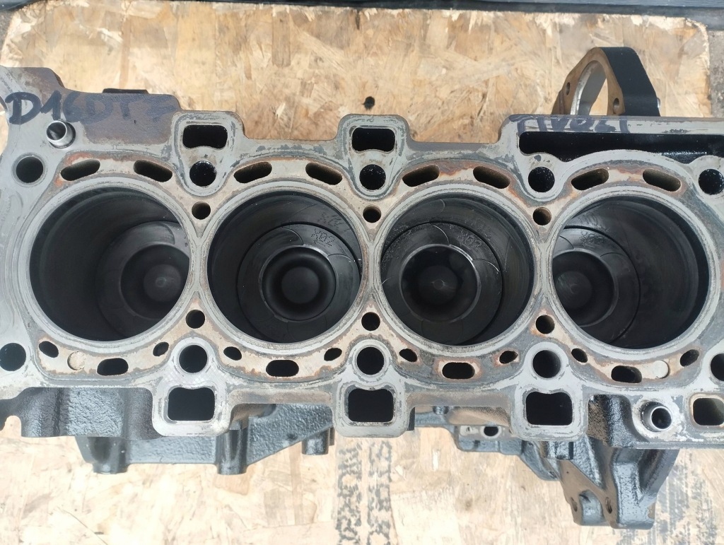 Блок двигателя низ  поршни ssangyong tivoli 1.6d e-xdi d16dtf Киев