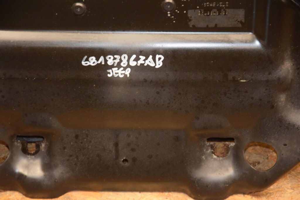 Плита накладка нижняя двигателя 2szt cherokee wk2 3.0 crdi 68187867ab 6803763ae Киев