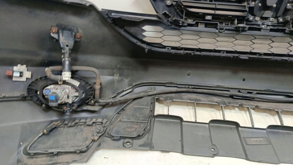 Honda cr-v 3 рестайлінг  09-12 бампер передній перед решітка радіатора решітка радіатора колір nh737m Зі Шроту