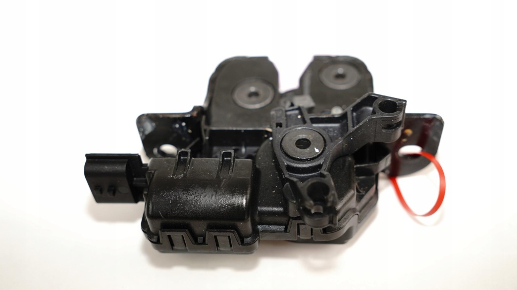 Замок крышки задний  багажника dacia duster ii 2 рестайлинг  13-17r Недорого