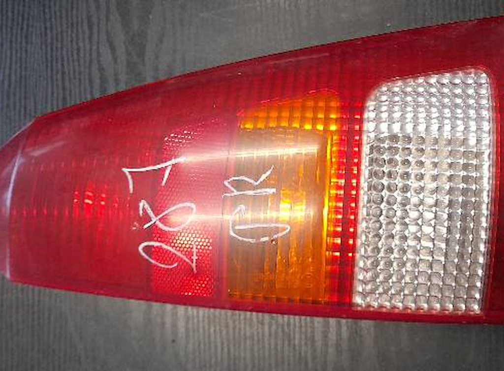 Купити Лампа права задня ford focus 1,6 kat