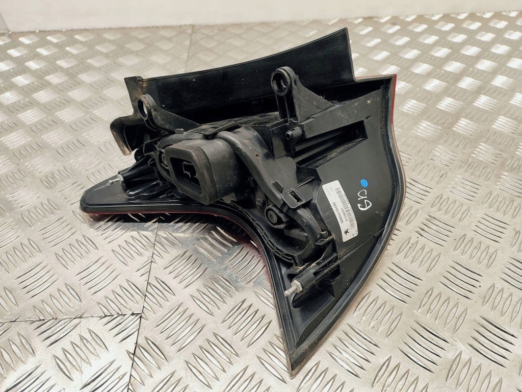 фото №9, Peugeot 3008 i 2015 права сторона лампа задня