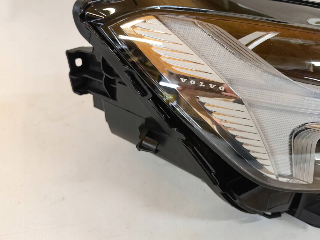 Volvo xc60 2 рестайлинг  - фара full led mid правый  cała хорошее состояние с Разборки