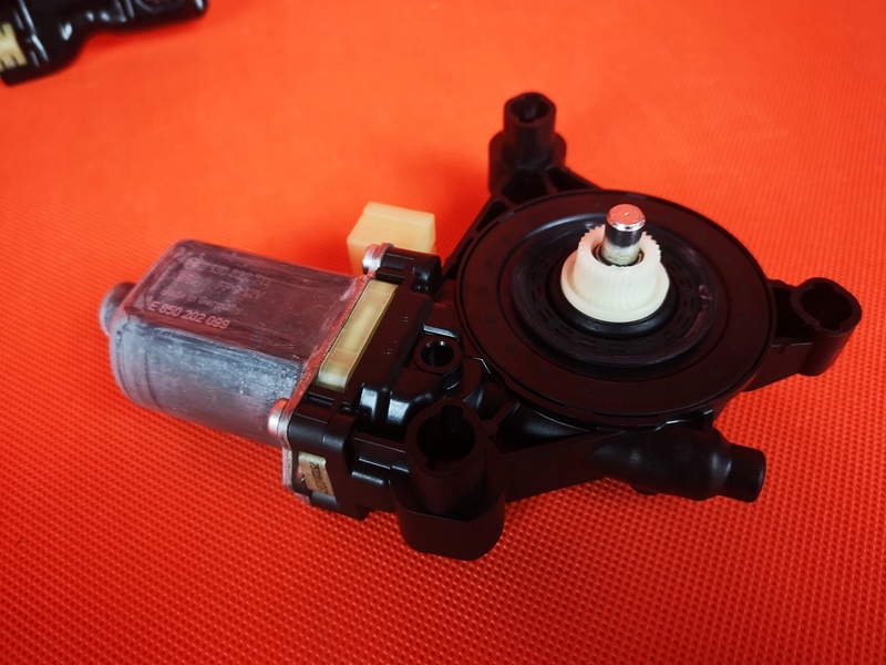 фото №7, Audi tts tt 8s coupe направляющая стекло правая двигатель 8s0837462 / 5q0959801b