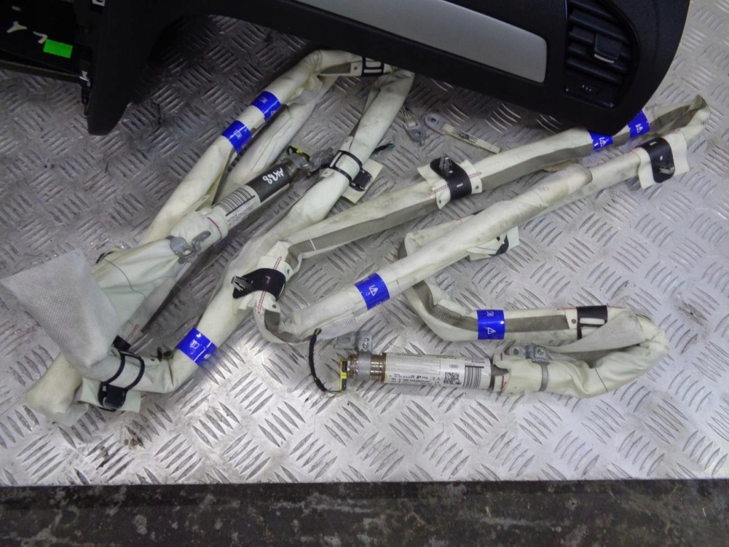 фото №11, Панель приладів приладова панель  спрацювання подушка безпеки ремені шторки безпеки audi a4 b8 08- eu