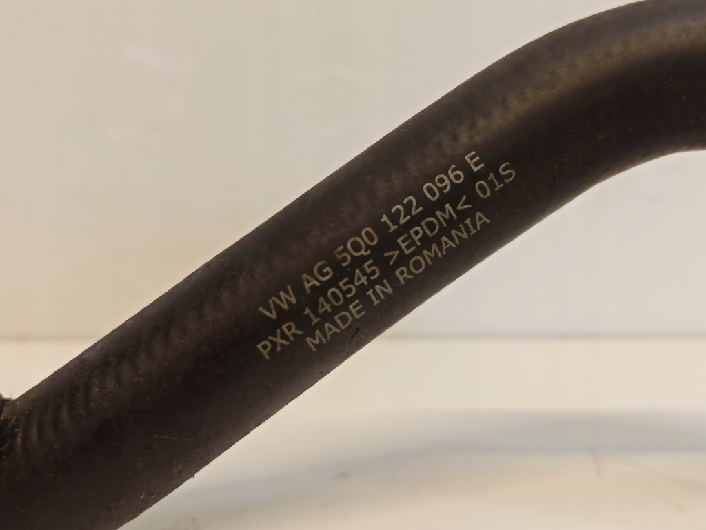 Skoda audi vw пабтрубок  шланг труба воды 5q0122096e Оригинал