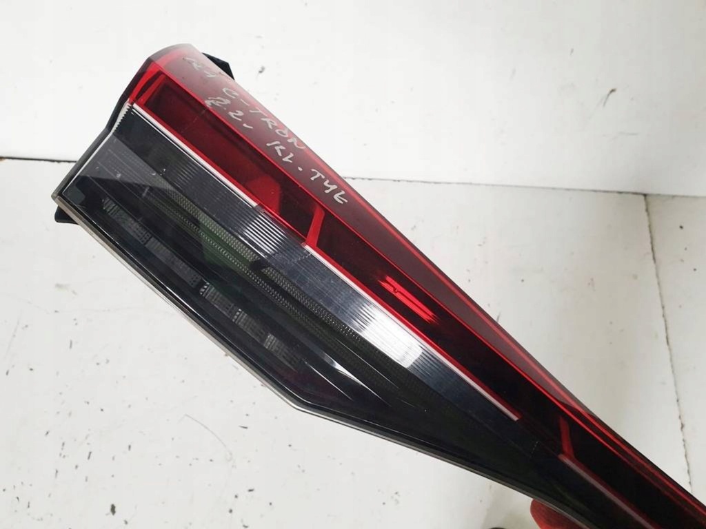 фото №9, Audi q4 sportback e-tron 2022r лампа накладка крышки задняя