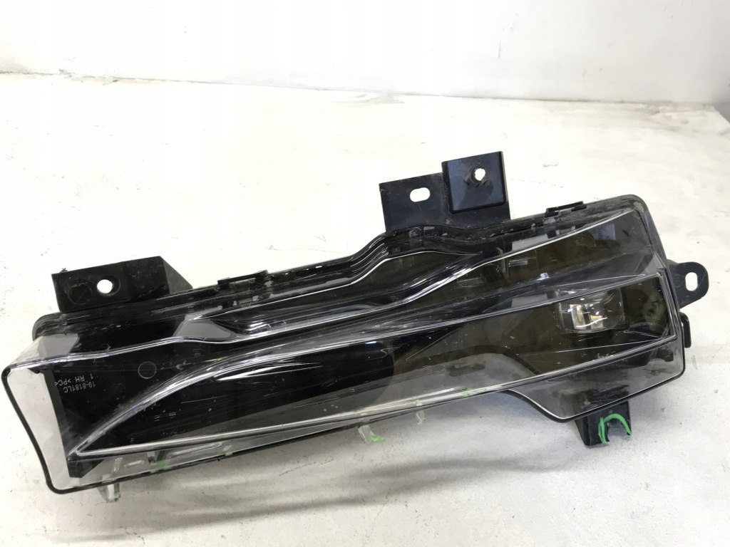 Tesla model 3 iii противотуманная фара правый бампера перед drl Киев