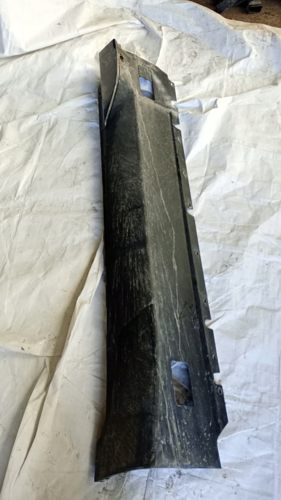 фото №1, Bmw i3 накладка молдинг порог порог правая 7368598 51757368598