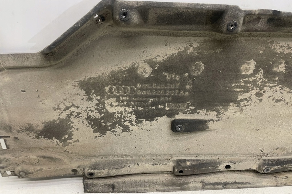 Левая накладка подвеска audi a4 8w2, b9 8w0825207 2.0l дизель 110kw 2015 Недорого