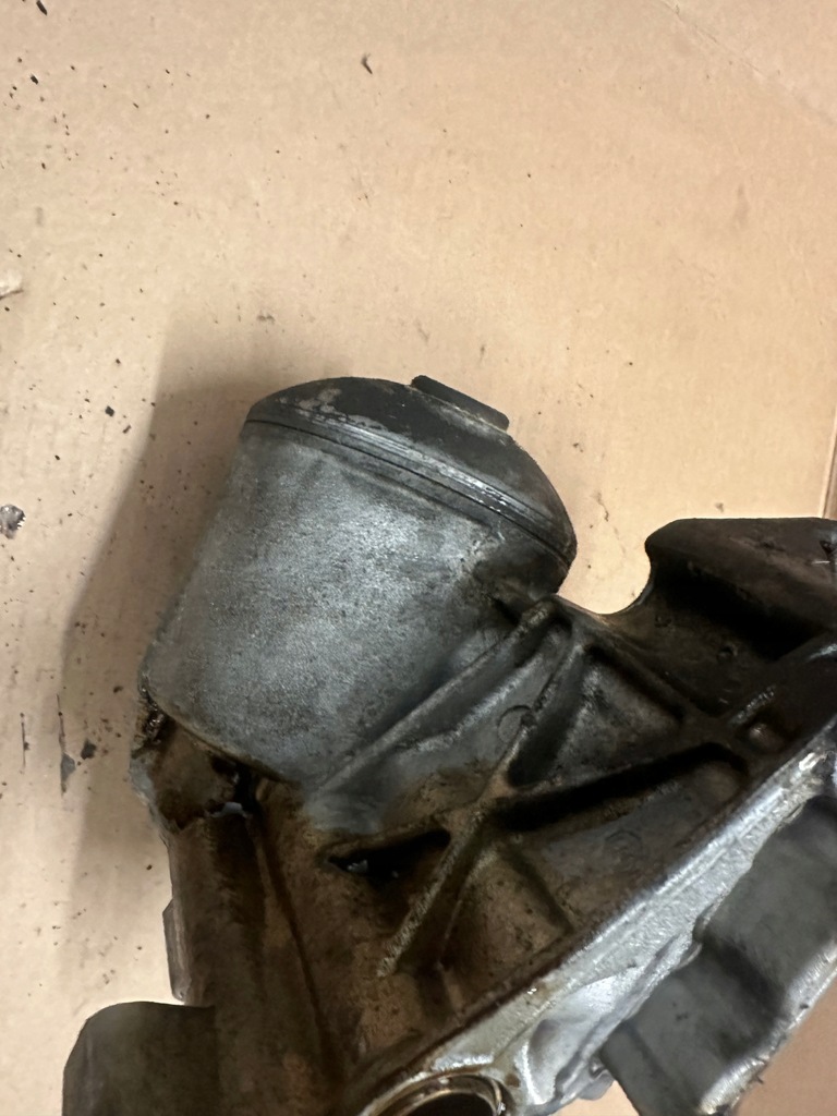 фото №5, Основание фильтра масла audi a8 d2 przed fl 3.7 akj 077115401