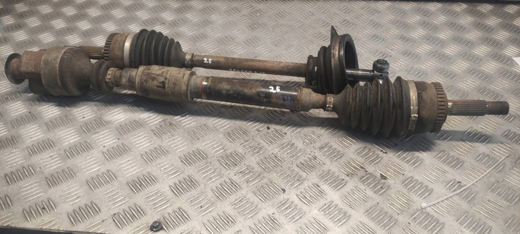 Купить Приводной вал левый  перед + правый  перед v40 1 1.8 b