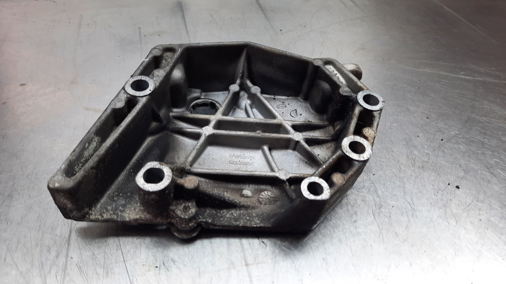 фото №7, Кронштейн двигуна 7700869509 renault clio ii 1.4b