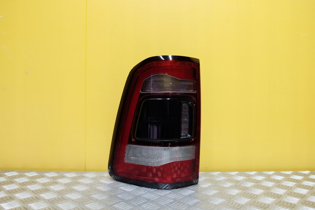 фото №1, Dodge ram 1500 2019- лампа задняя левая czarna led usa