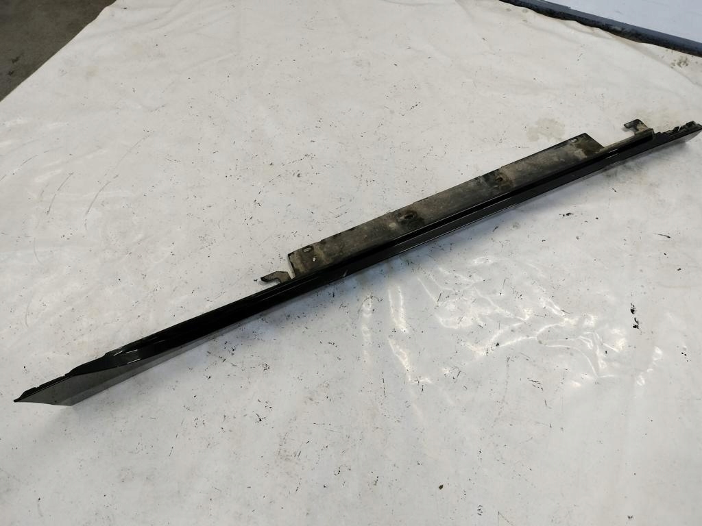Накладка поріг права порога  bmw 2 218d 2.0d u06 23r 8739116 kod lak. 475 Зі Шроту