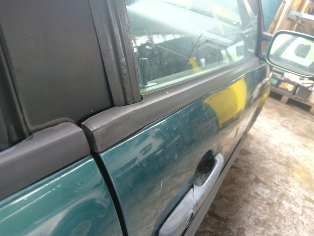 фото №1, Молдинг уплотнитель перед передняя правая vw passat b4