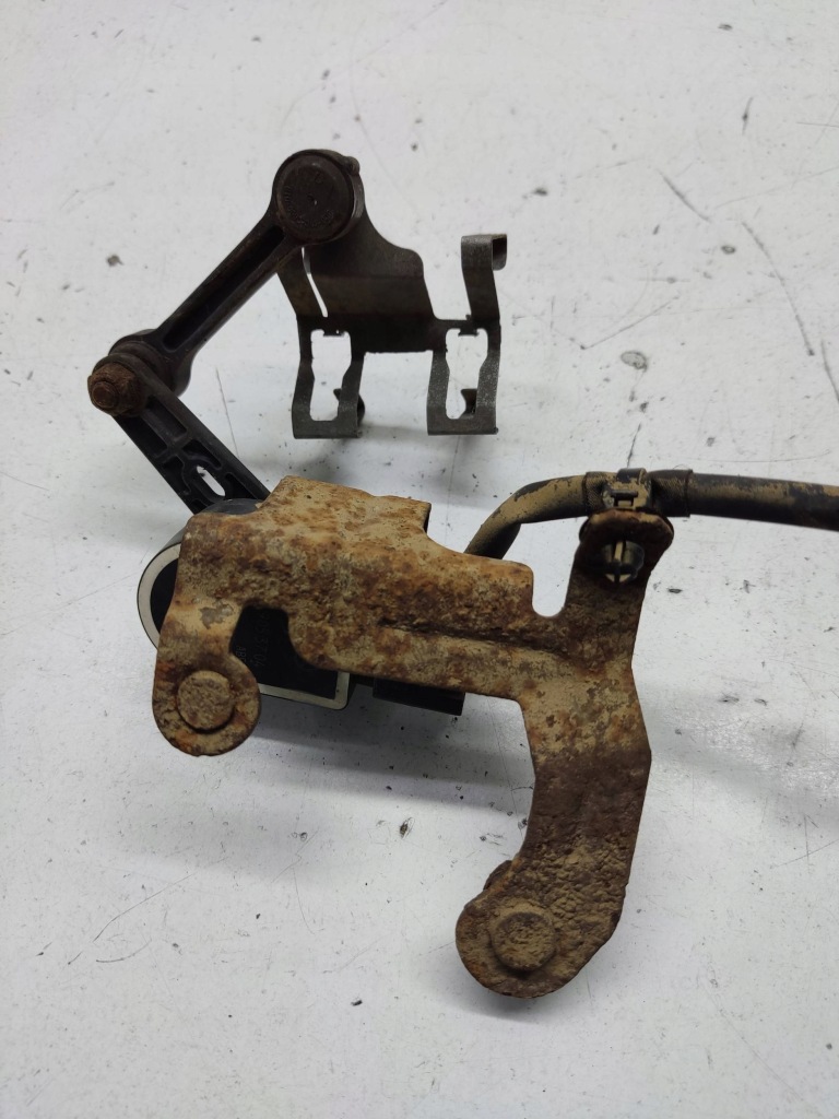 Датчик підвіска пневматичний задні ліва сторона mercedes w213 2139051902 Зі Шроту