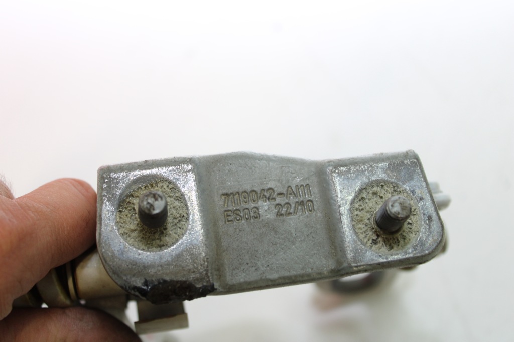 Bmw e91 петля крышки багажника правая  7119042 Недорого