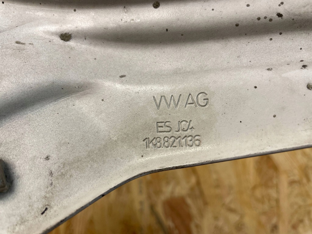 Купить Кронштейн кронштейн крепеж крыла передок  правый  vw scirocco 1k8821136 2008-