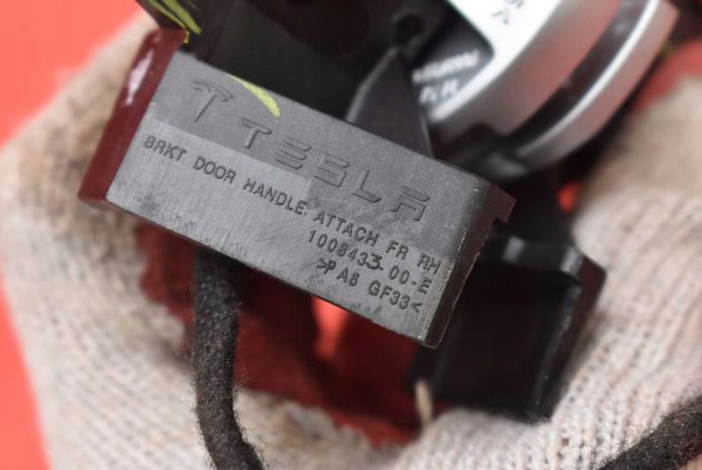 Ручка внутренняя правая перед 1008433-00-e tesla model s рестайлинг  16-21 с Разборки